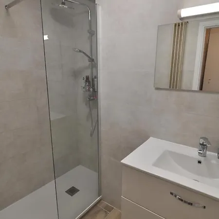 Daire 1er - Chic One-bedroom With Parking - Stayinantibes *