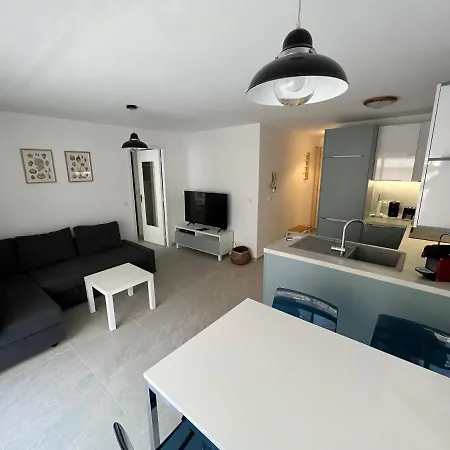 1er - Chic One-bedroom With Parking - Stayinantibes