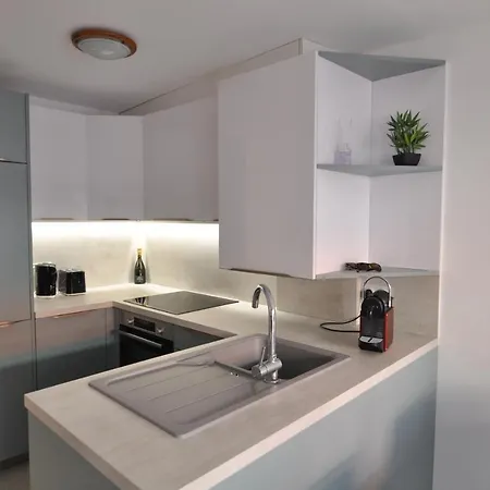 1er - Chic One-bedroom With Parking - Stayinantibes Apartament